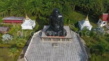 佛寺黑僧像在奉加省。 广受欢迎的旅游场所空中无人机景。 高清。